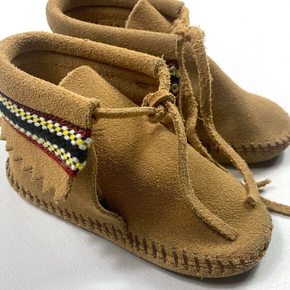 Minnetonka Infant Suede Moccasin Booties Tan Lace Up Crib Shoes Size 5 - Picture 2 of 9